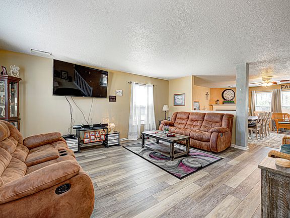3rd image of 246 Parkview Dr