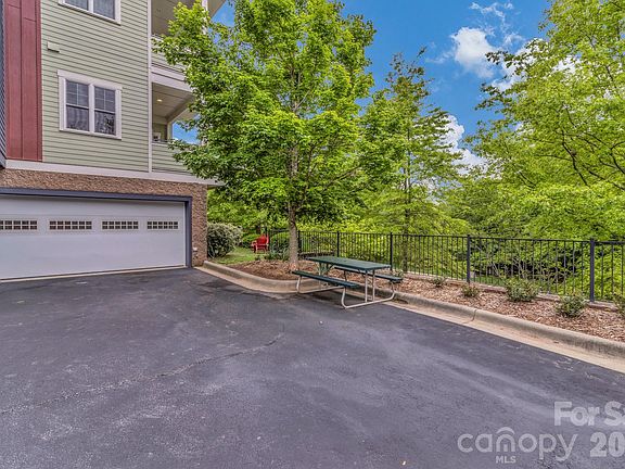 4th image of 400 Skyloft Dr APT 102
