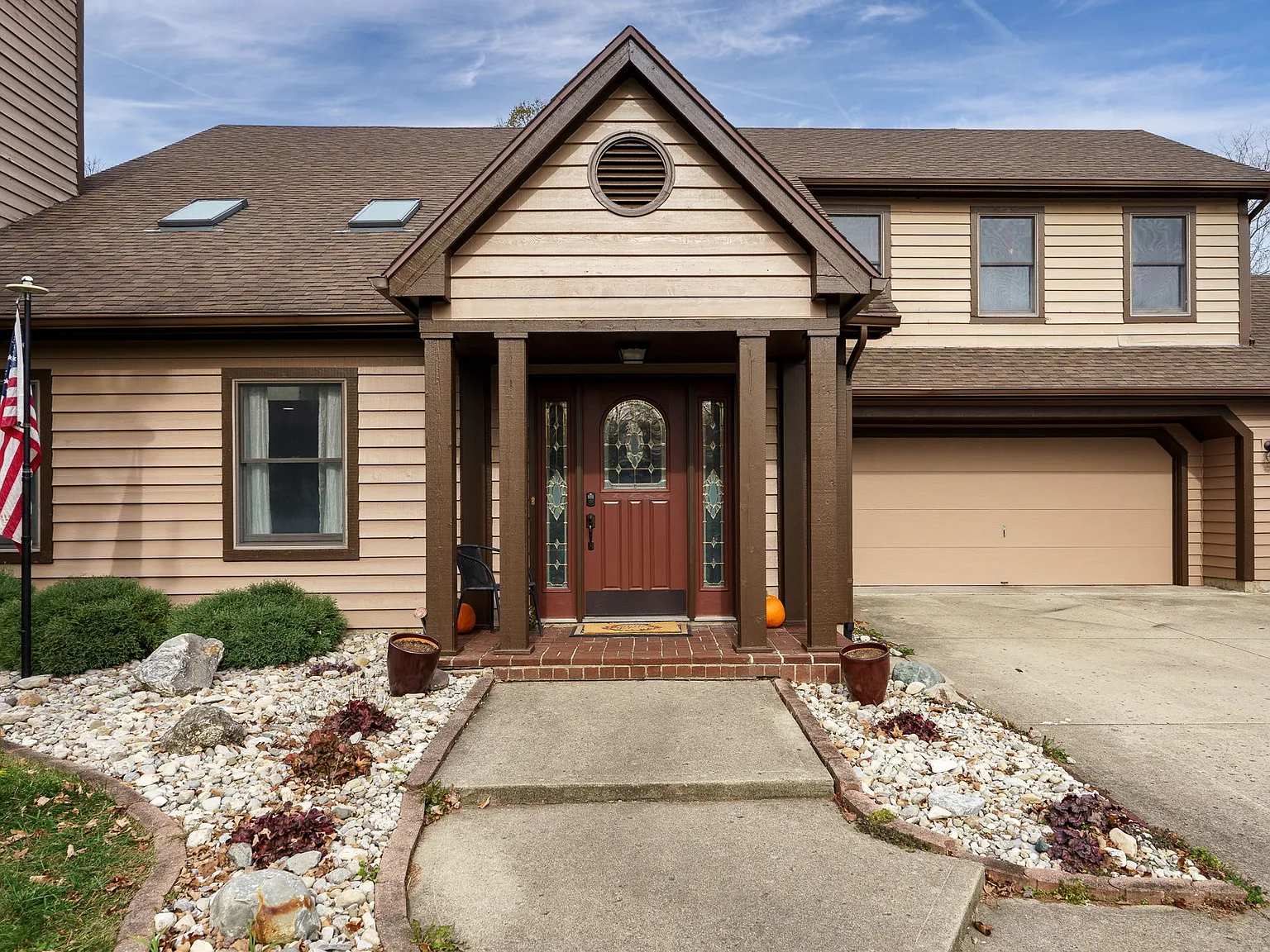 3 bed, 2.5 bath, 2400 sqft, $2,600 — Photo 2