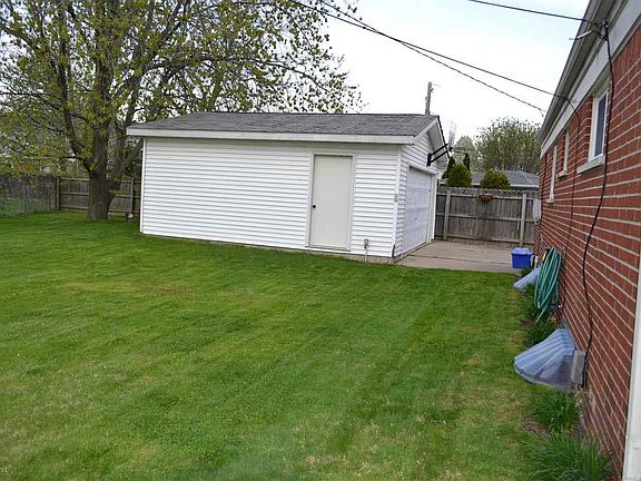 5th image of 22037 Tanglewood St