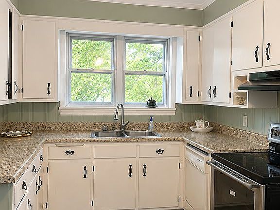 3rd image of 204 E Belmont Dr