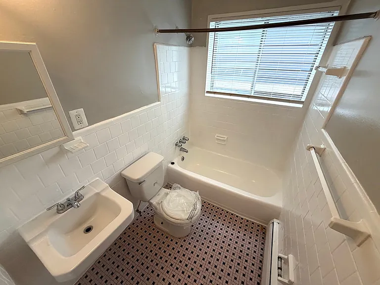 315 W St NE — Photo 11