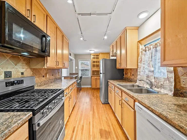 1073 Ivy Rd — Photo 3