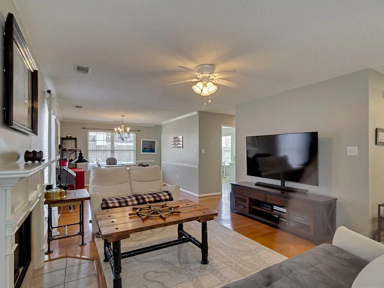 231 Parkview Ct — Photo 5