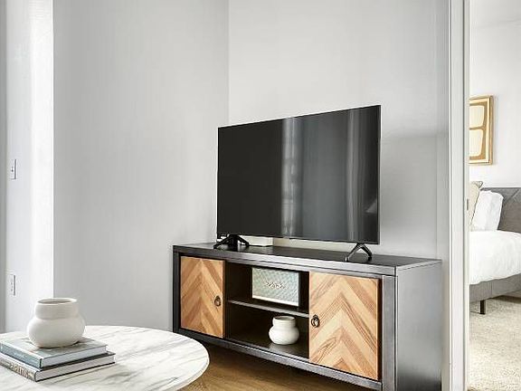 4th image of 215 W 7th St APT 708