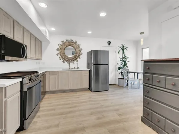 5167 Greene Ln #L, Las Vegas, NV 89119