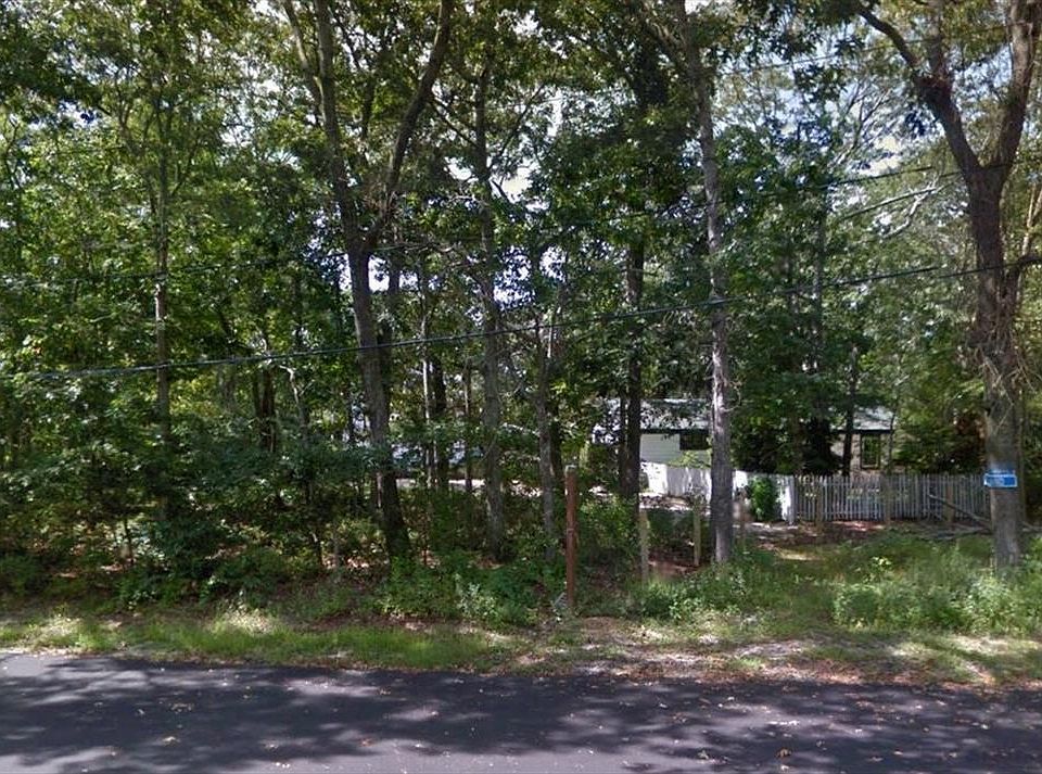 2nd image of 24 Shinnecock Ln