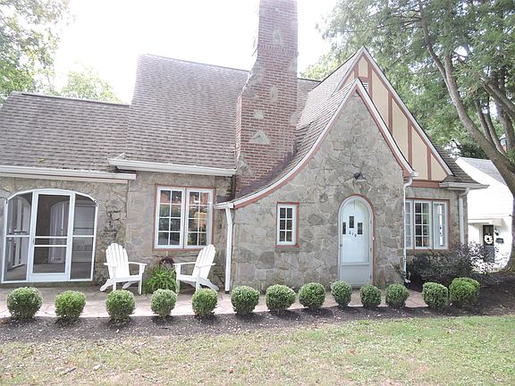 3rd image of 210 Hume Ave