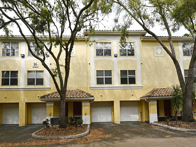 1509 Legacy Club Dr #1509 — Photo 2