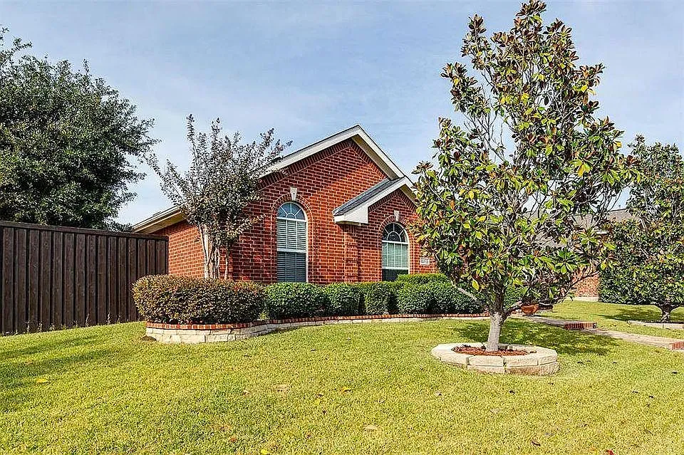 4 bed, 2223 sqft, $2,700 — Photo 2