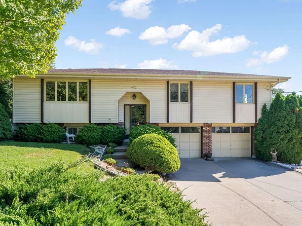 2307 Lockwood Pl, Council Bluffs, IA 51503