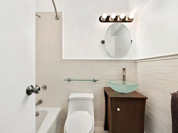 4th image of 40 Sutton Pl APT 3A