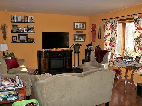 2nd image of 404 E Kelsey St