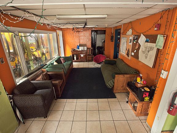 3rd image of 425 Ann St