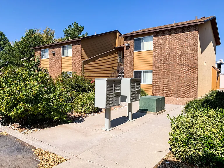 924 Valencia Dr SE — Photo 3
