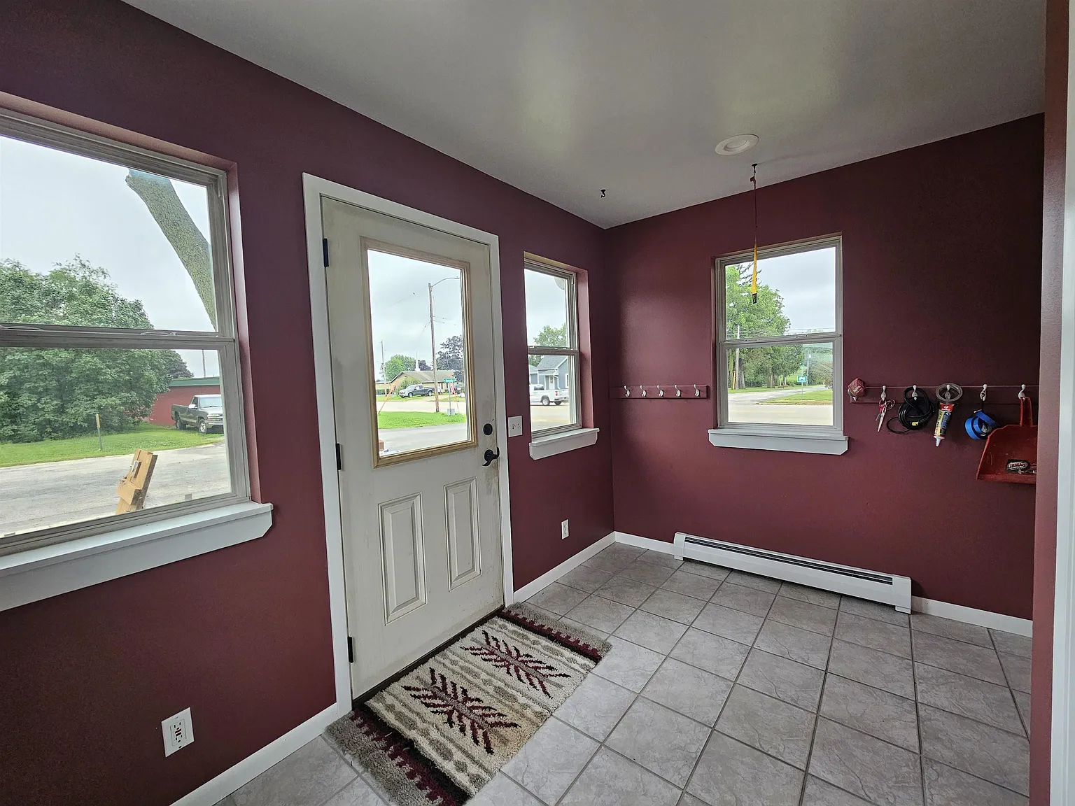 4 bed, 2.0 bath, 1850 sqft, $1,600 — Photo 2