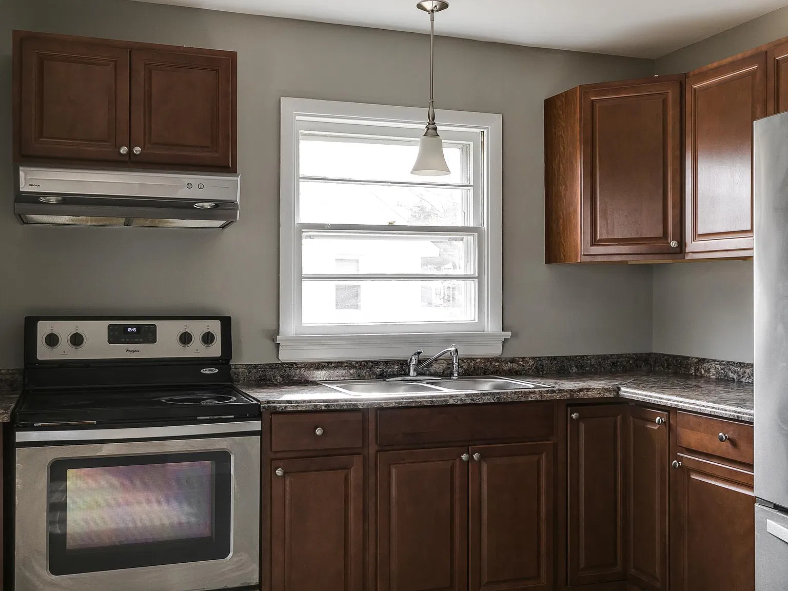 3 bed, 960 sqft, $2,014 — Photo 2