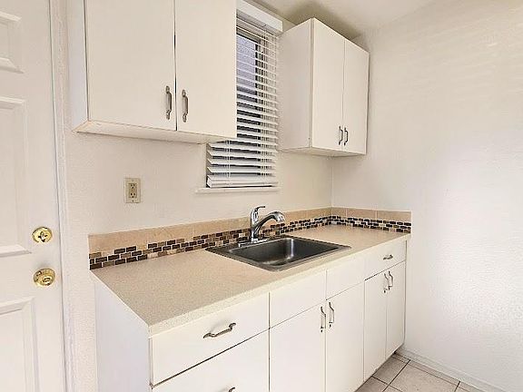 5th image of 3980 Ingraham St APT D