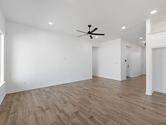 4th image of 402 Janet Cir