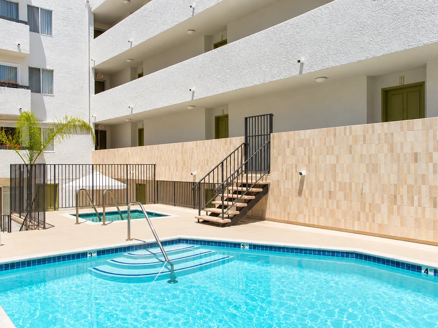 Contemporary Living in Sherman Oaks — Photo 4
