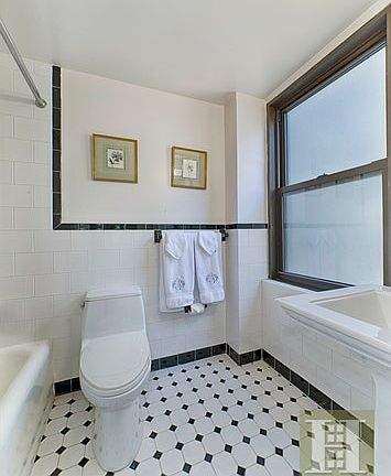 4th image of 210 E 73rd St #6G