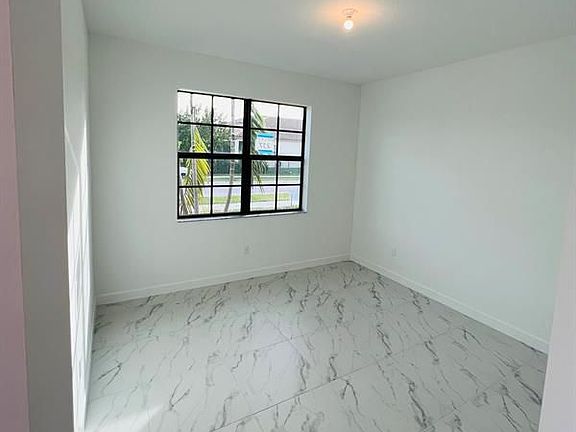 3rd image of 1327 Whitcombe Dr
