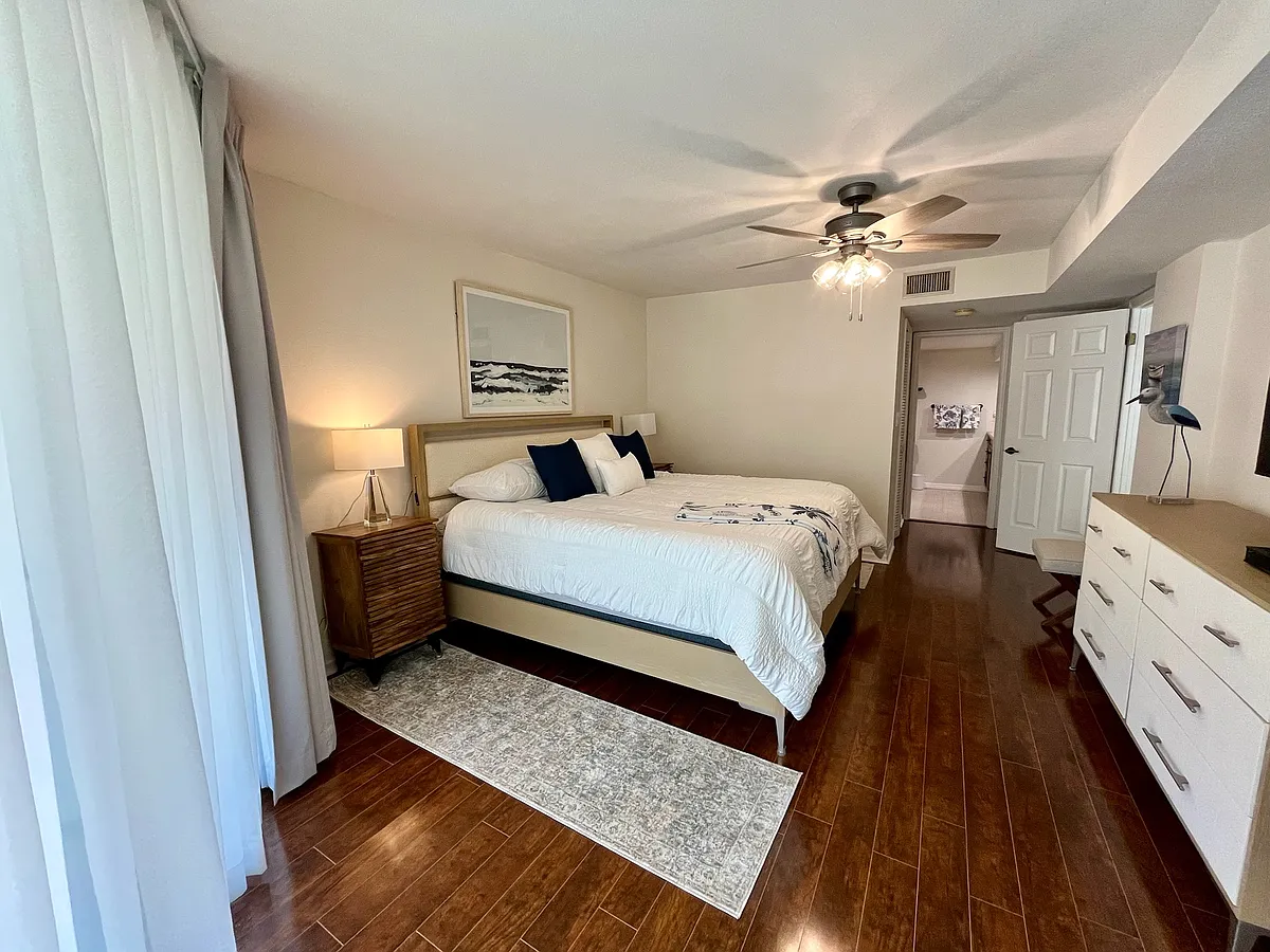 Building Photo - 6600 Sunset Way #206
