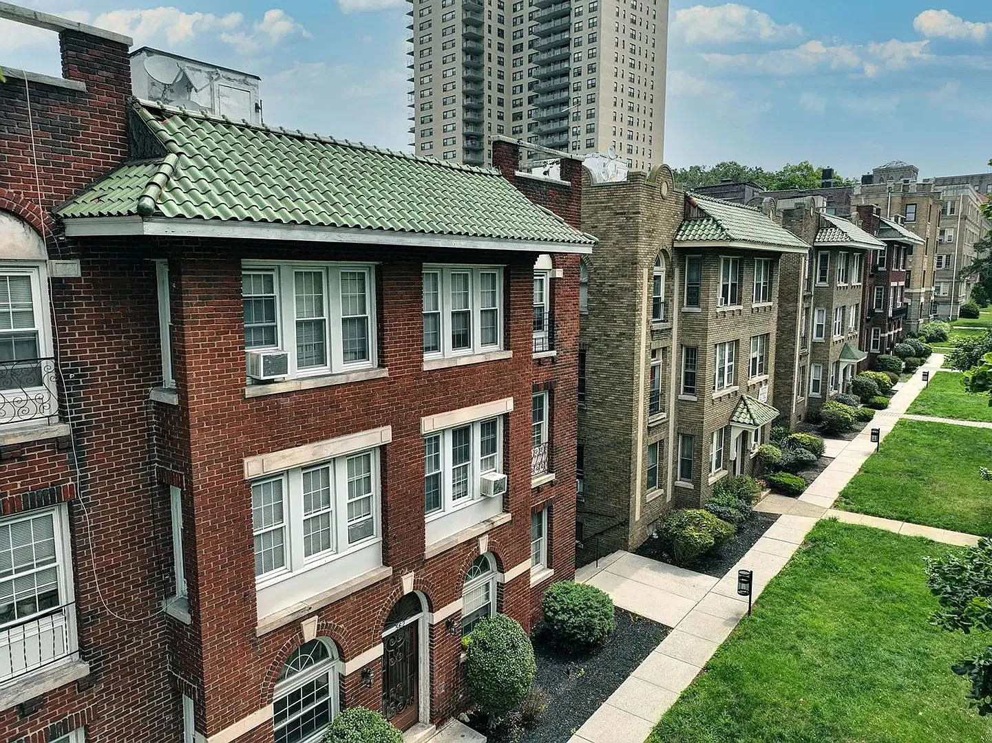 556 Park Avenue — Photo 1