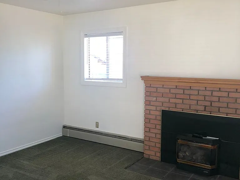 1487 NW Eden St — Photo 4