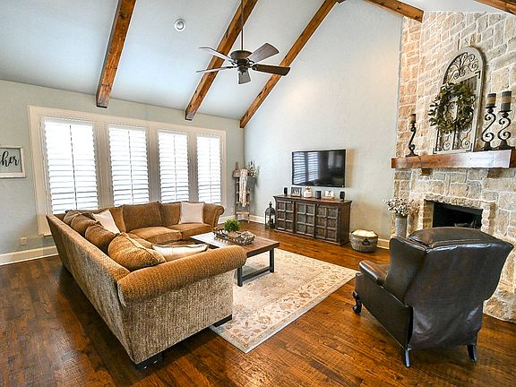 5th image of 3102 Twin Lakes Dr