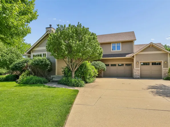 7408 Eagle Crest Dr, Johnston, IA 50131