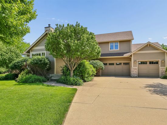 7408 Eagle Crest Dr, Johnston, IA 50131