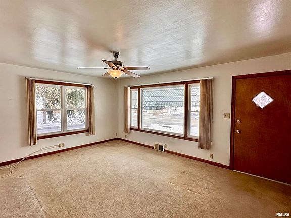 4th image of 446 Lawrence Ave