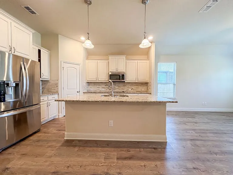 3005 S College Ave — Photo 16