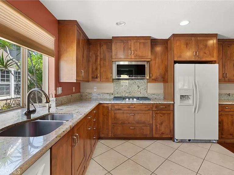 5081 Howard Ave — Photo 3