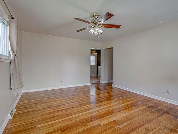 5th image of 219 E Monfort St