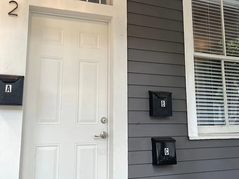 412 E Duffy St — Photo 2