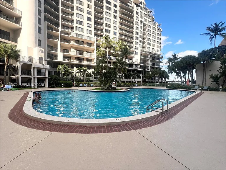 540 Brickell Key Dr — Photo 14