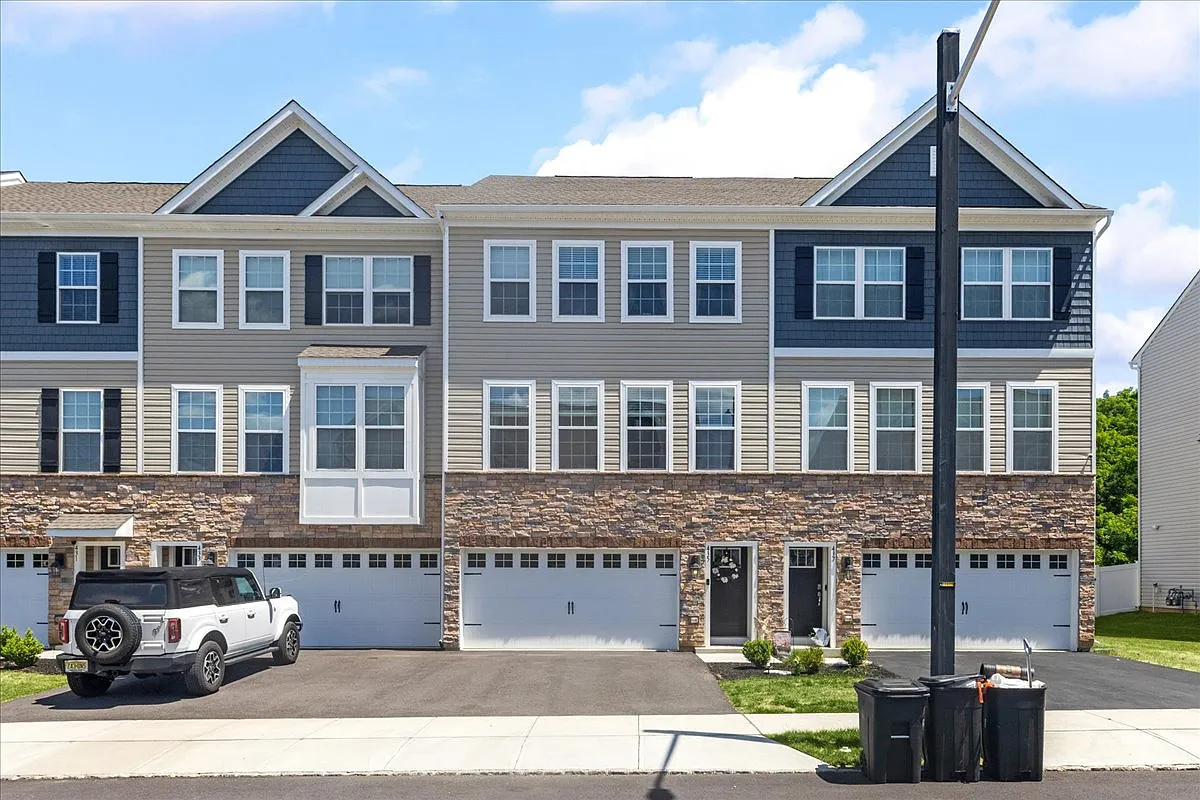 3 bed, 3.5 bath, 2270 sqft, $3,850 — Photo 1