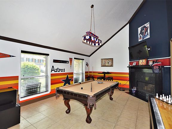 Are you Houston Texans or Astros fan? Well, this is the gameroom for you! Enjoy having your buddies over and watching the games here in your local team gameroom!
