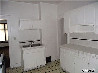 3rd image of 3519 Leavenworth St