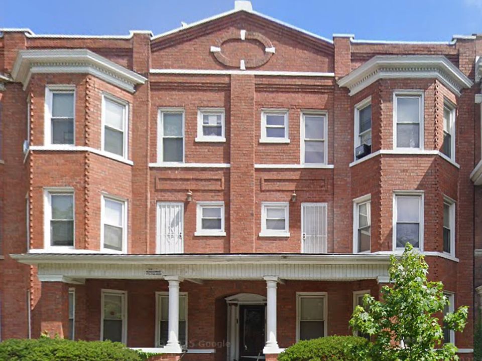 1st image of 702-704 E 50th Pl #302