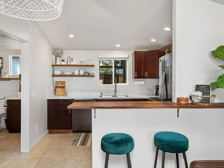 Los Cerritos Ln — Photo 4
