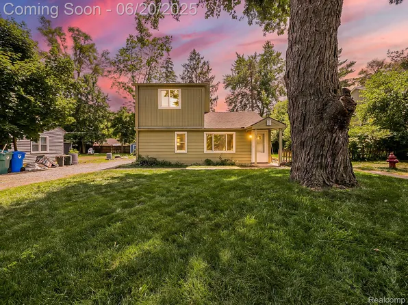 157 Cardinal St, Commerce Township, MI 48382