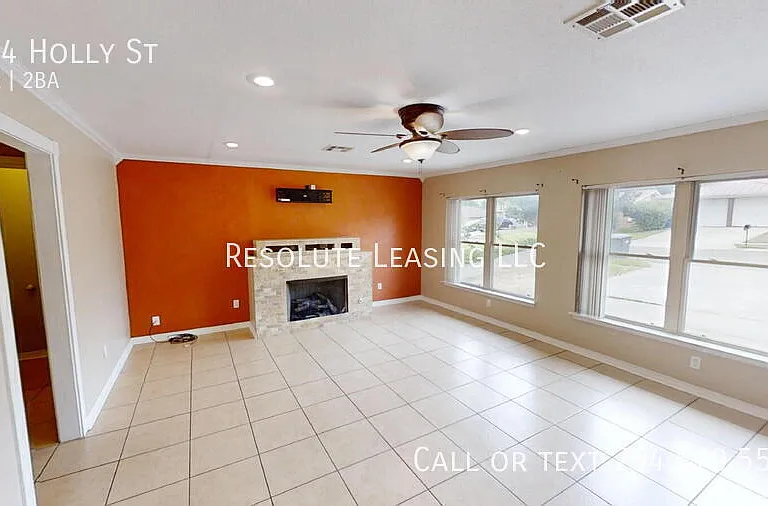 924 Holly St — Photo 2