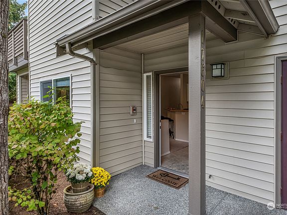 Exterior entrance into fresh air! Gorgeous elegant condo in PRIME location in Renton which features multiple parks, cafes and shopping opportunities nearby!>