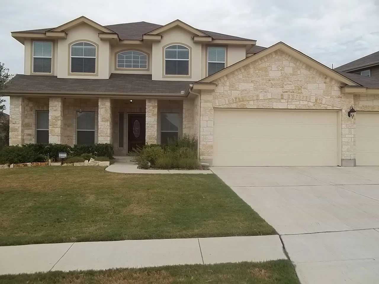 Beautiful 5 Bedroom, 3.5 Bathroom Home! — Photo 2