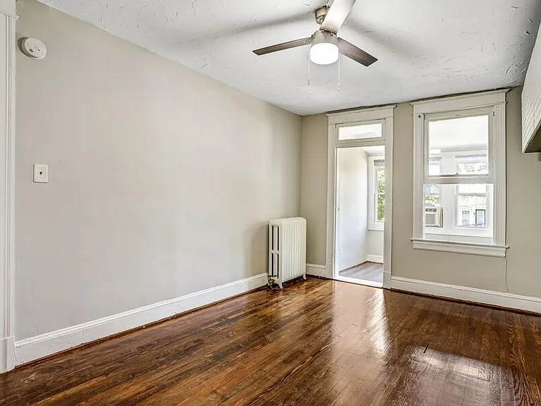 821 Kentucky Ave SE — Photo 29