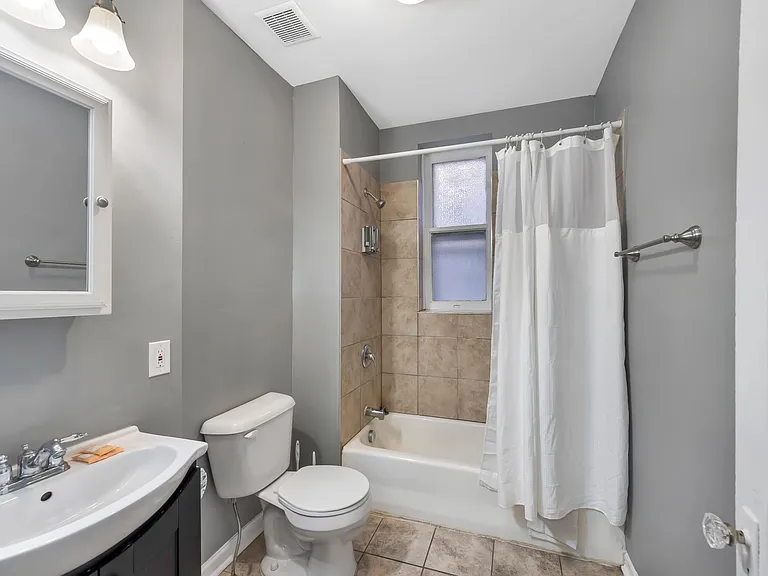 2107 Russell Blvd #1E — Photo 8