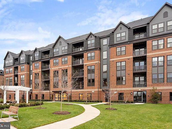 3rd image of 3927 Fair Ridge Dr #3003